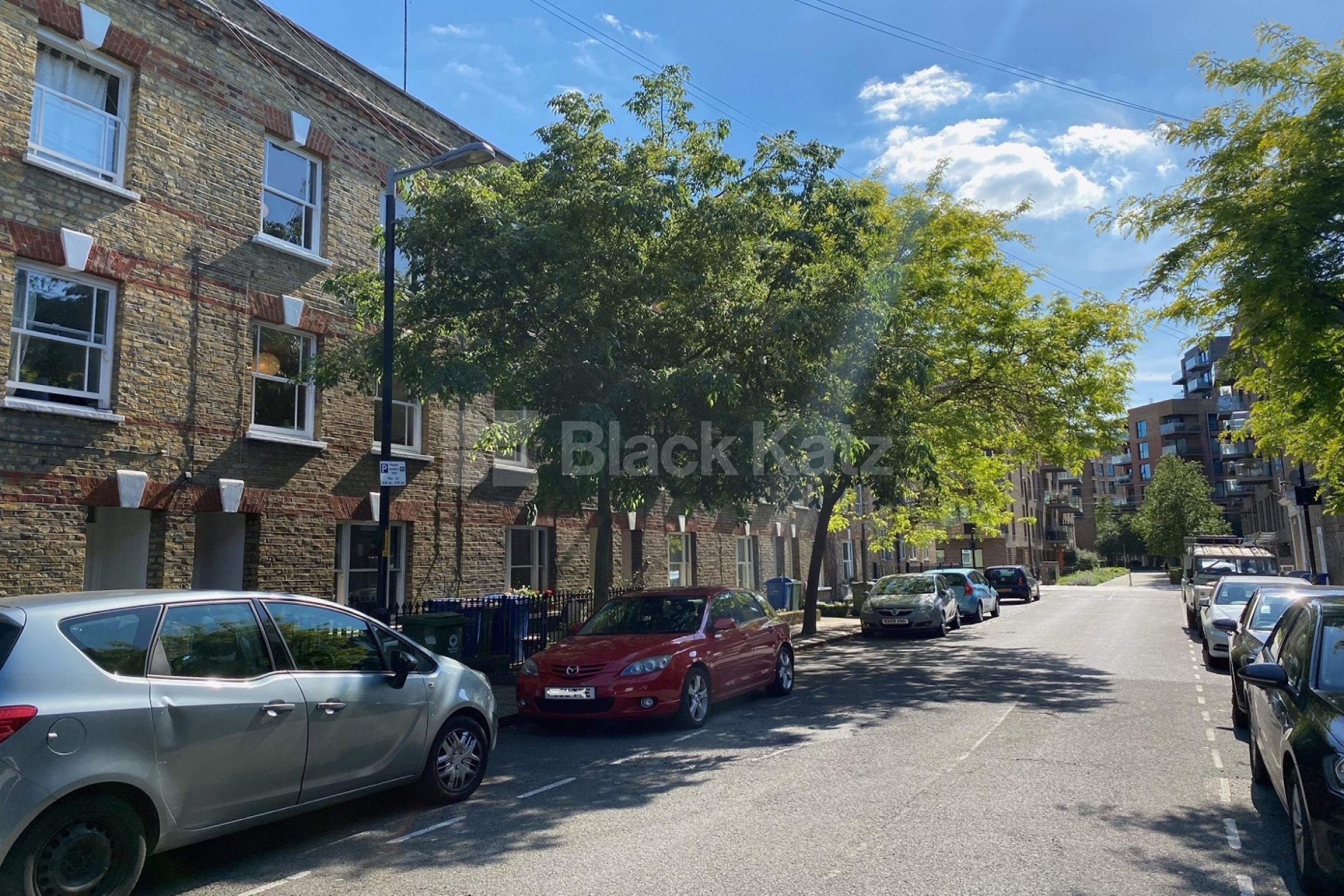 Stylish Georgian town house arranged over three floors & two Bathrooms Henshaw Street, Elephant and Castle/Borough SE17
